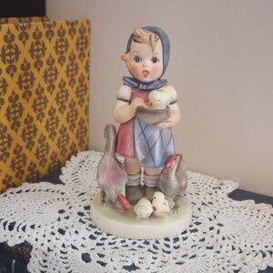 Hummel 199/0 Feeding Time TMK4 Sweet Girl Feeding Chickens Country Farm